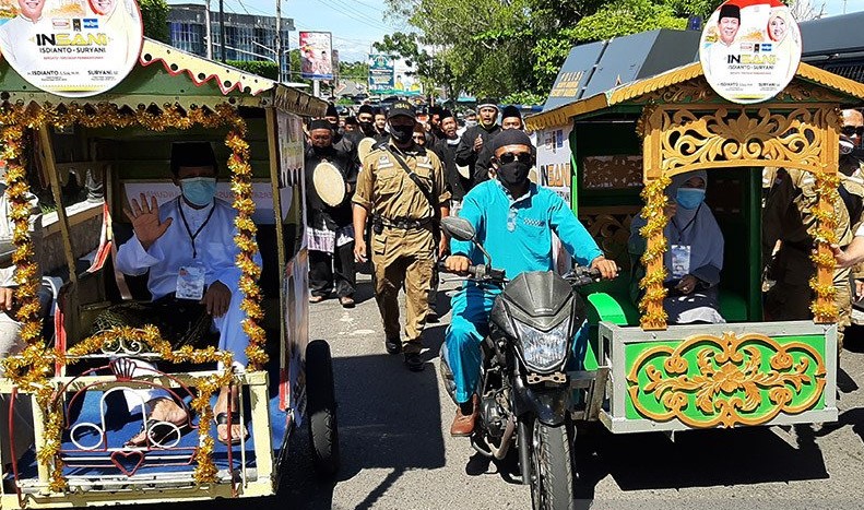 Pilgub Kepri: Isdianto-Suryani Daftar ke KPU Naik Becak Motor 
